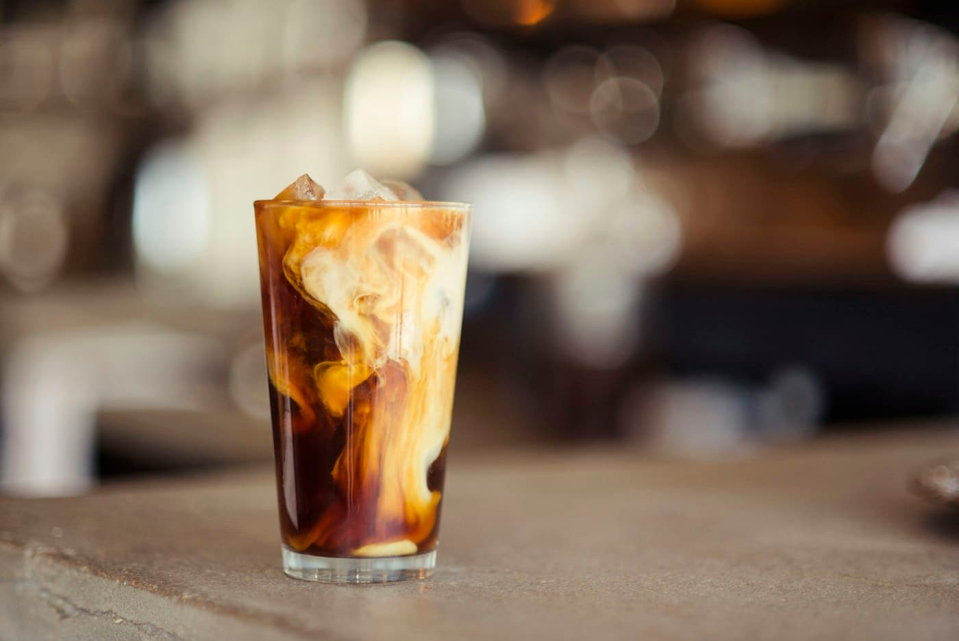Iced latte dans un verre, lait qui tourbillonne