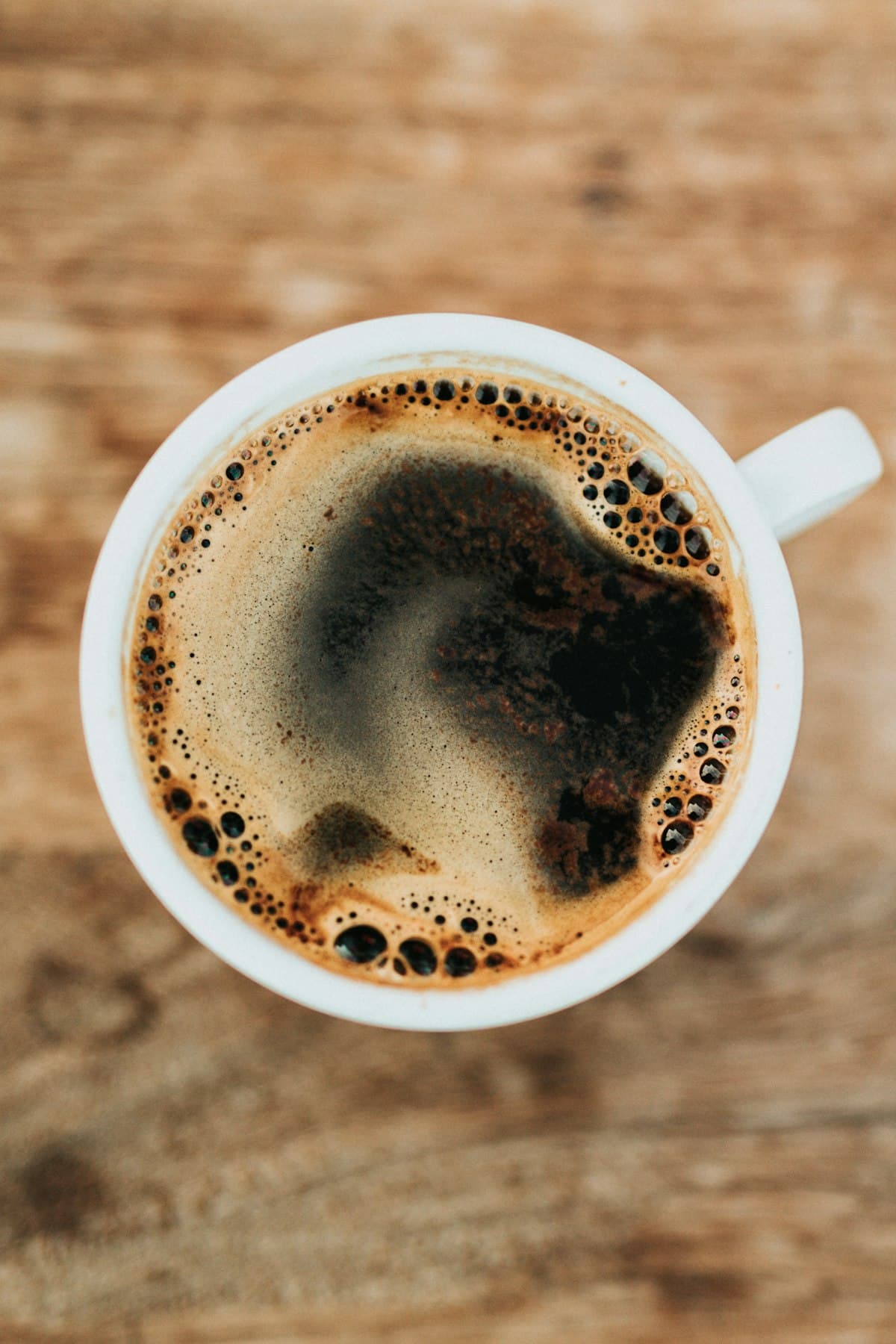 Café filtre versé dans une tasse